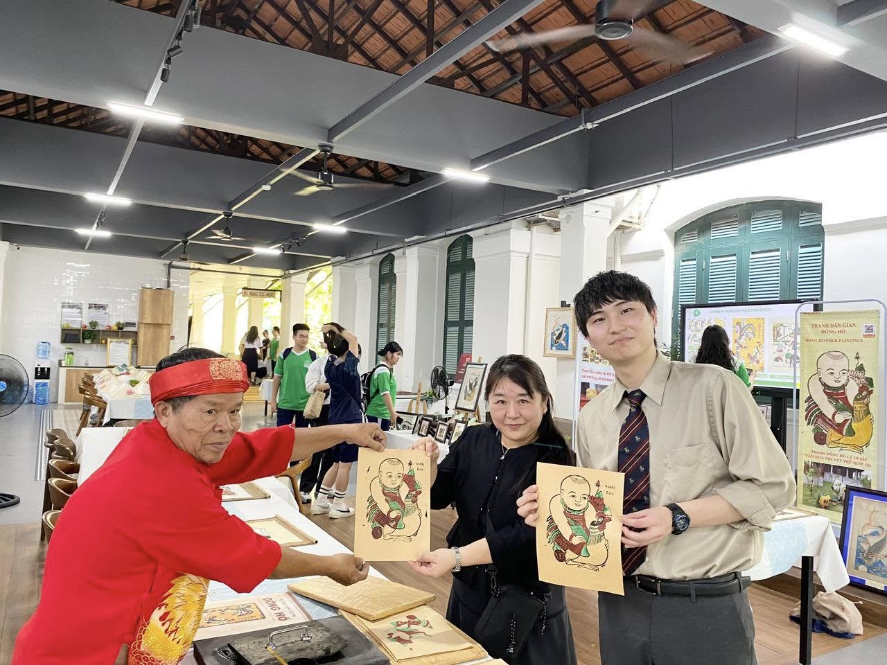 HỌC SINH & GIÁO VIÊN TRƯỜNG HIYOSHIGAOKA, NHẬT BẢN TRẢI NGHIỆM TRANH DÂN GIAN ĐÔNG HỒ