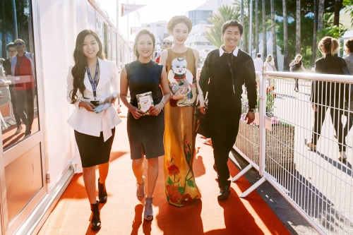 Angela Phương Trinh diện váy tranh Đông Hồ đến Cannes